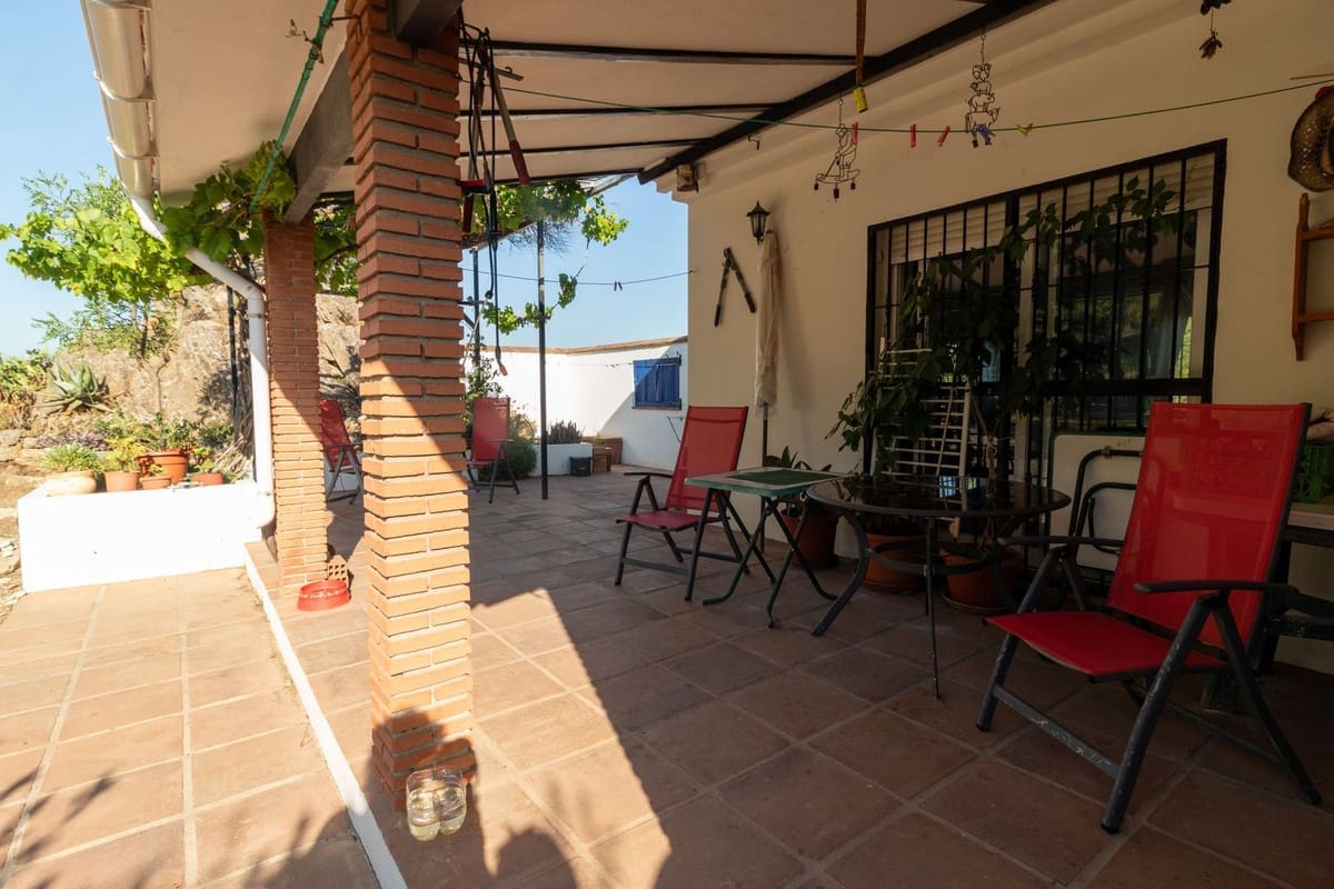 4 bedroom Villa for sale in Alora with garage - € 395,000 (Ref: 9187204)