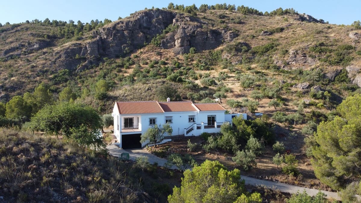 4 bedroom Villa for sale in Alora with garage - € 395,000 (Ref: 9187204)