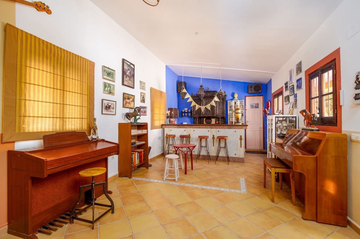 4 bedroom Finca/Country House for sale in Moron de la Frontera with pool garage - € 795,000 (Ref: 9188840)