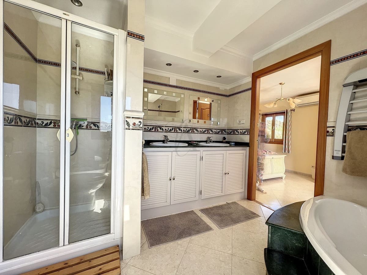 6 quarto Quinta/Casa Rural para venda em Iznajar com piscina garagem - 545 000 € (Ref: 9253922)