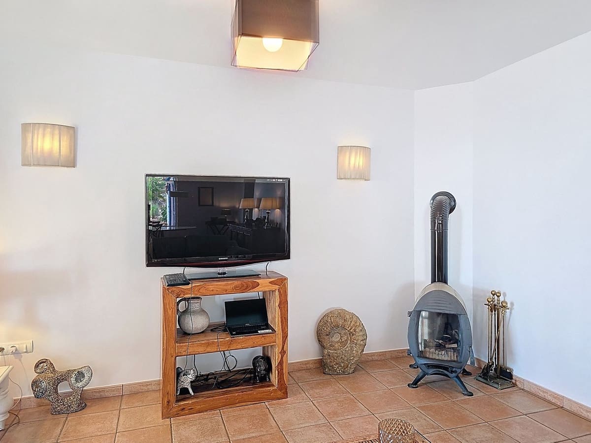 3 bedroom Villa for sale in Sayalonga with pool garage - € 845,000 (Ref: 9254407)