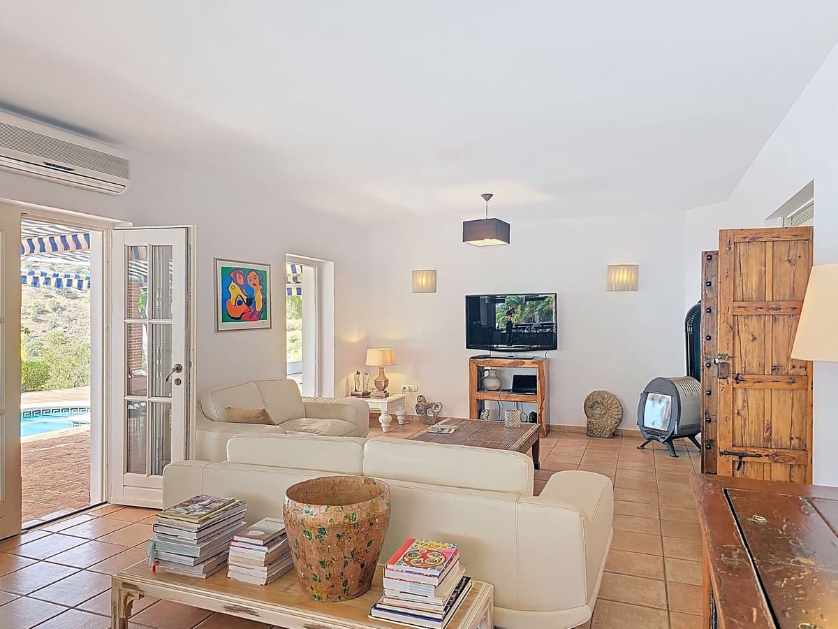 3 bedroom Villa for sale in Sayalonga with pool garage - € 845,000 (Ref: 9254407)