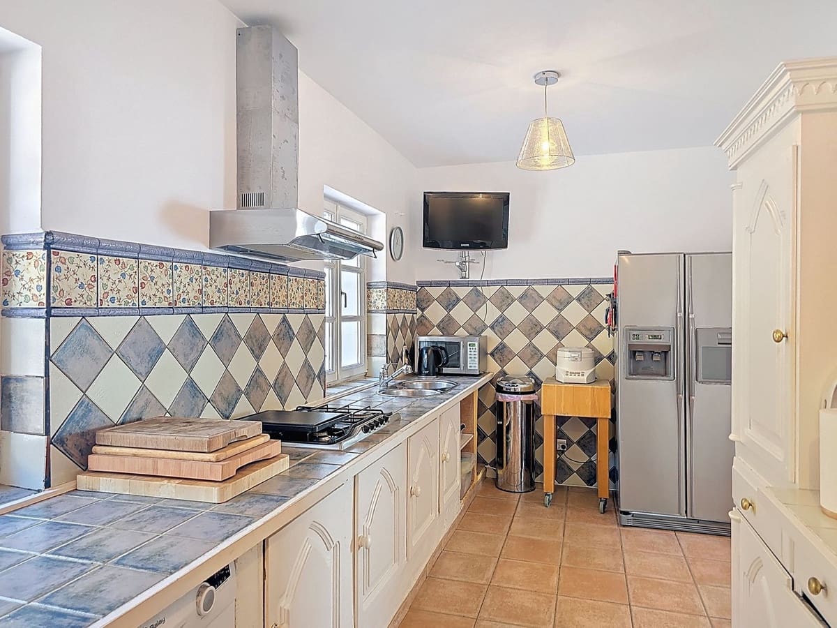 3 bedroom Villa for sale in Sayalonga with pool garage - € 845,000 (Ref: 9254407)