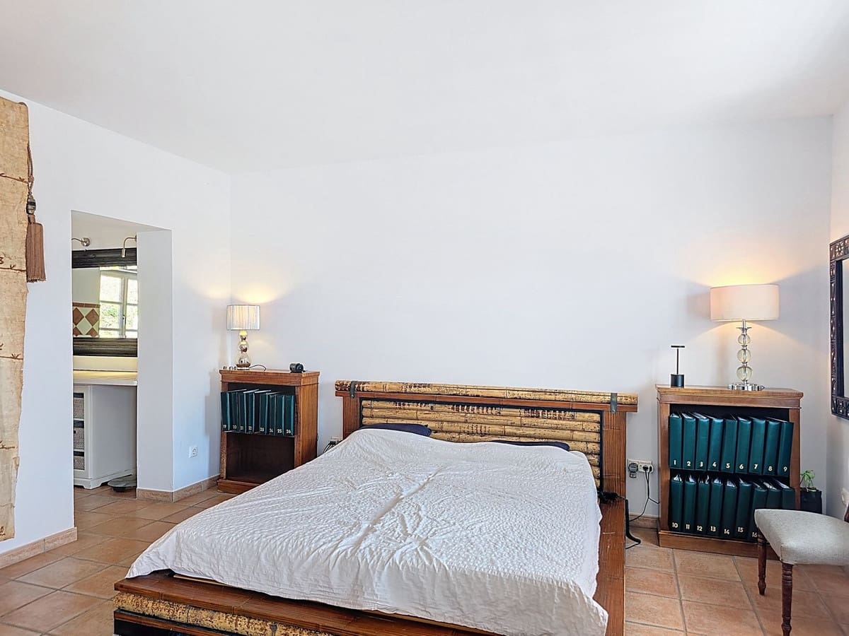 3 bedroom Villa for sale in Sayalonga with pool garage - € 845,000 (Ref: 9254407)