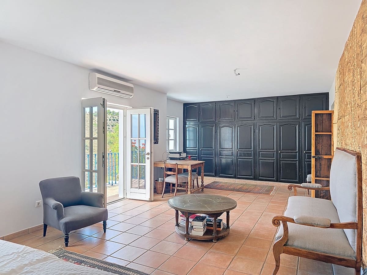 3 bedroom Villa for sale in Sayalonga with pool garage - € 845,000 (Ref: 9254407)