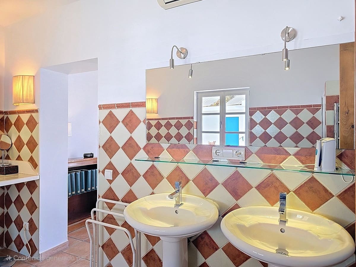 3 bedroom Villa for sale in Sayalonga with pool garage - € 845,000 (Ref: 9254407)