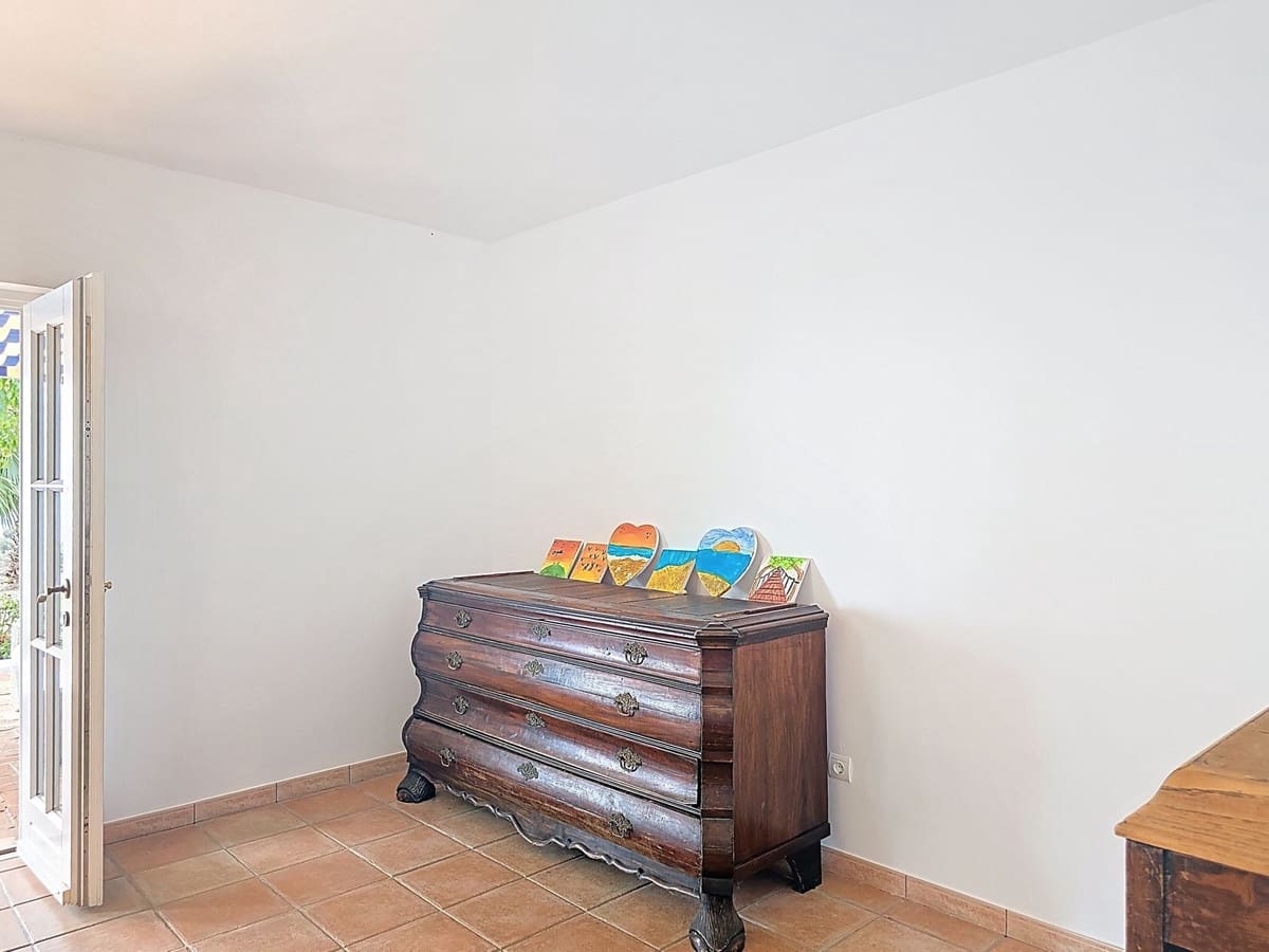 3 bedroom Villa for sale in Sayalonga with pool garage - € 845,000 (Ref: 9254407)