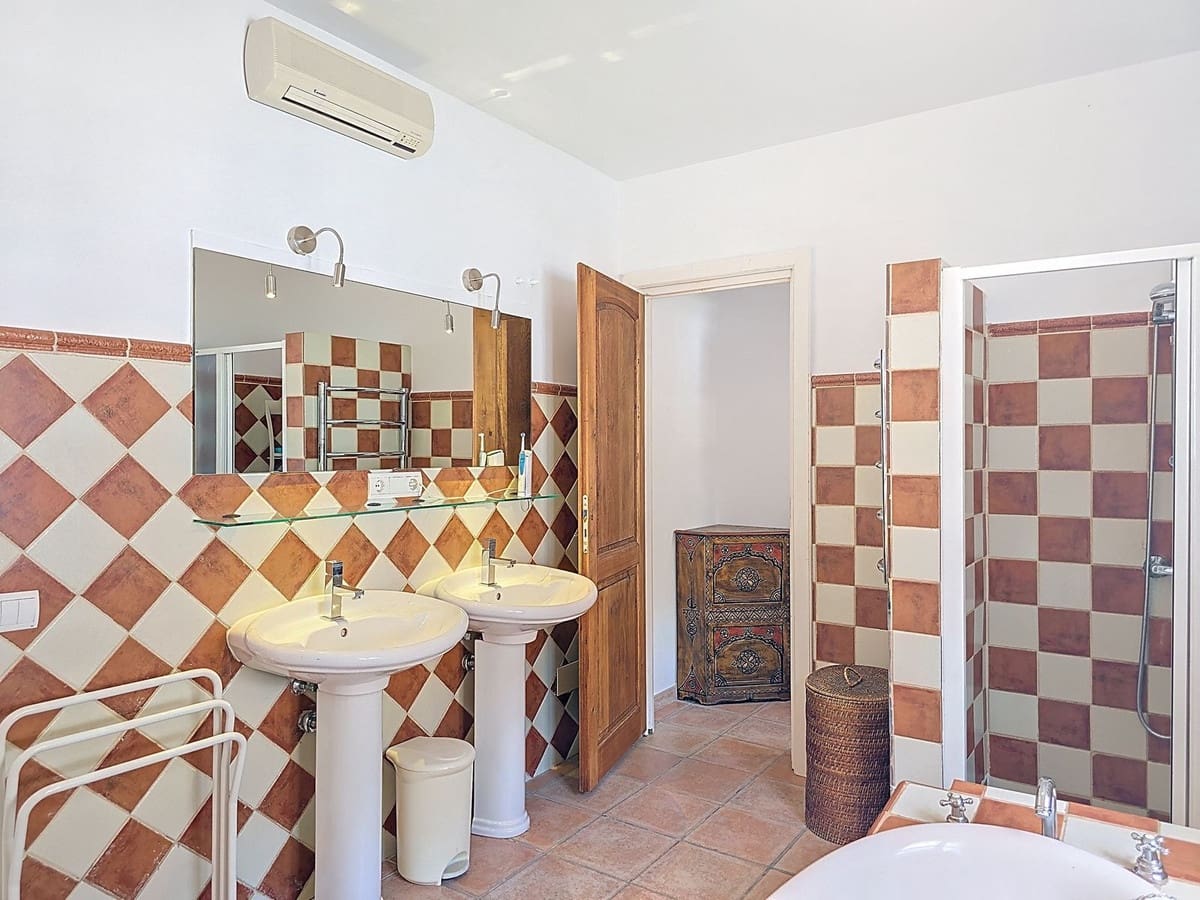 3 bedroom Villa for sale in Sayalonga with pool garage - € 845,000 (Ref: 9254407)