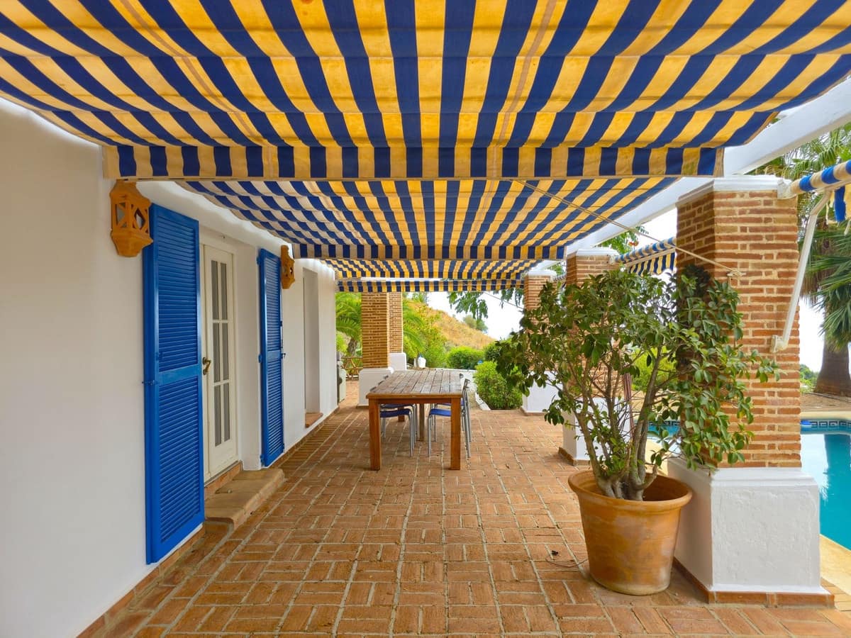 3 bedroom Villa for sale in Sayalonga with pool garage - € 845,000 (Ref: 9254407)