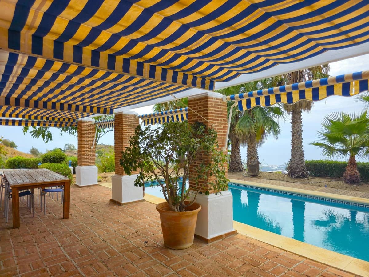 3 bedroom Villa for sale in Sayalonga with pool garage - € 845,000 (Ref: 9254407)