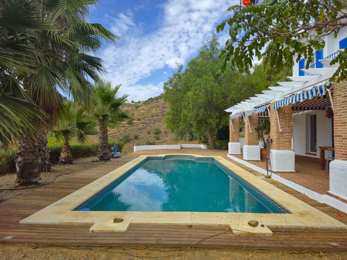 3 bedroom Villa for sale in Sayalonga with pool garage - € 845,000 (Ref: 9254407)