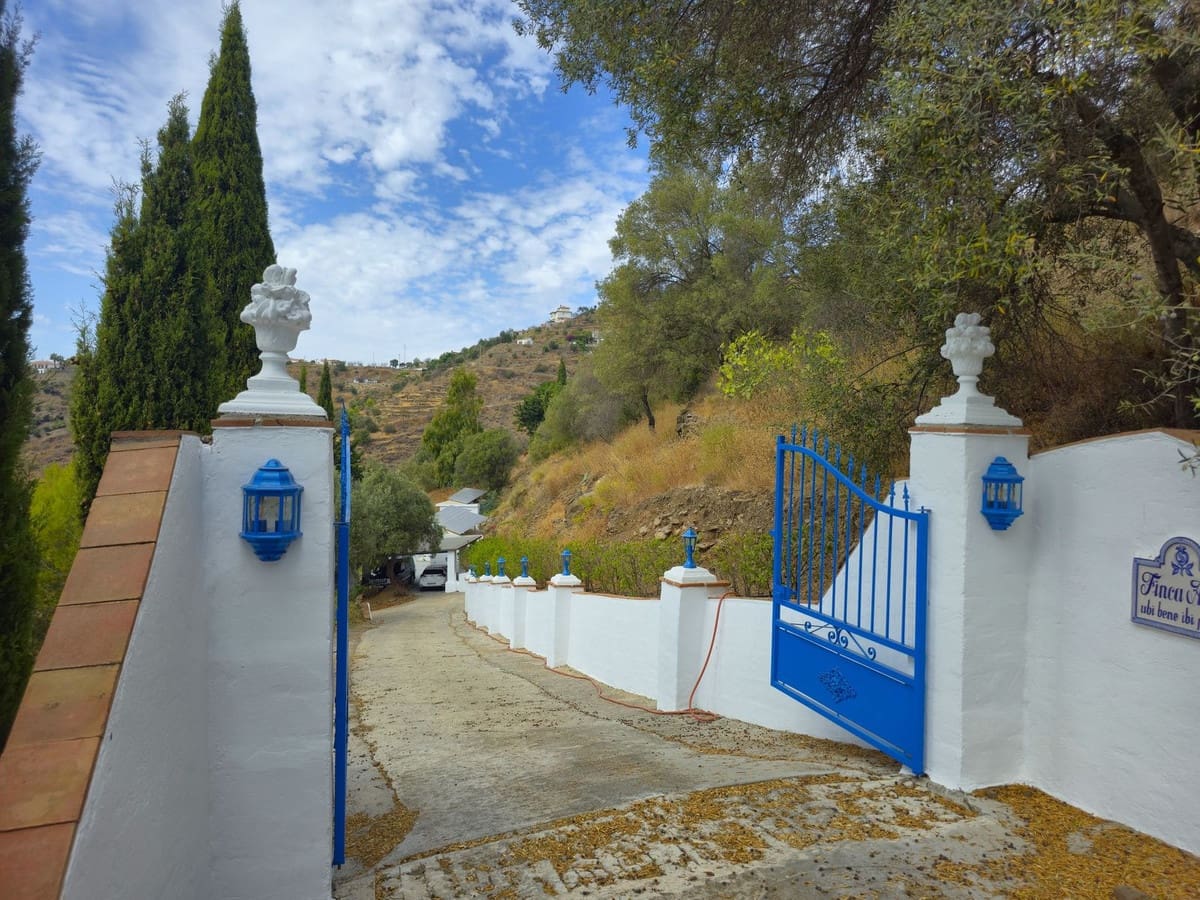 3 bedroom Villa for sale in Sayalonga with pool garage - € 845,000 (Ref: 9254407)