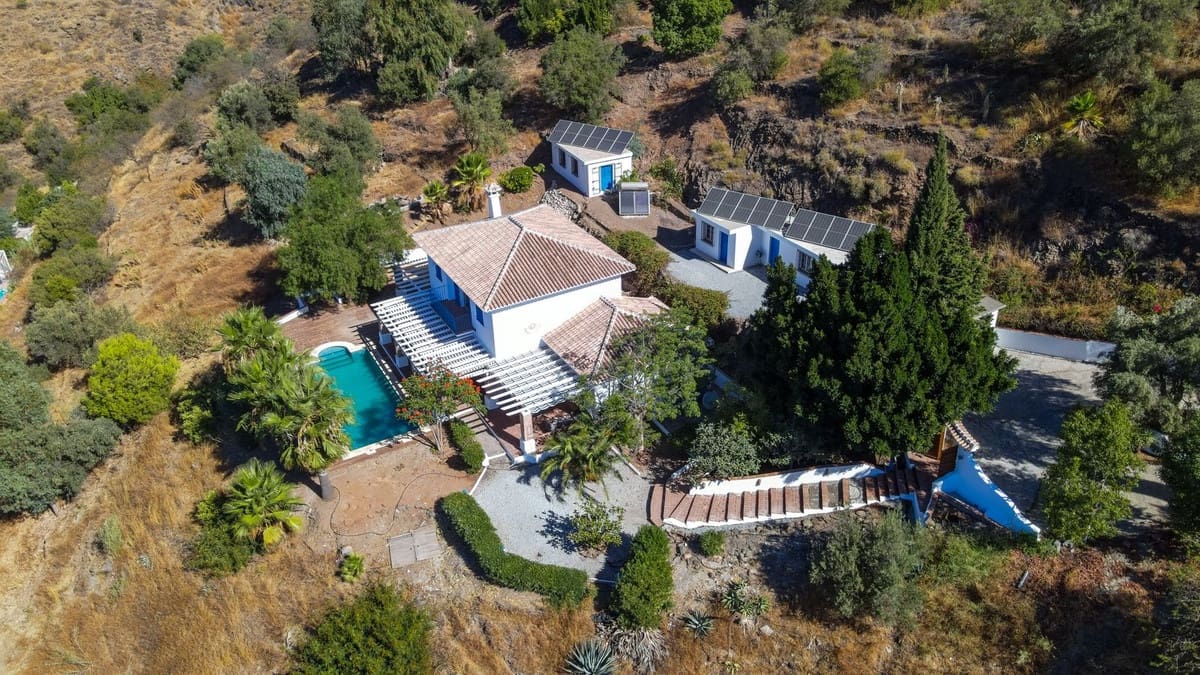 3 bedroom Villa for sale in Sayalonga with pool garage - € 845,000 (Ref: 9254407)