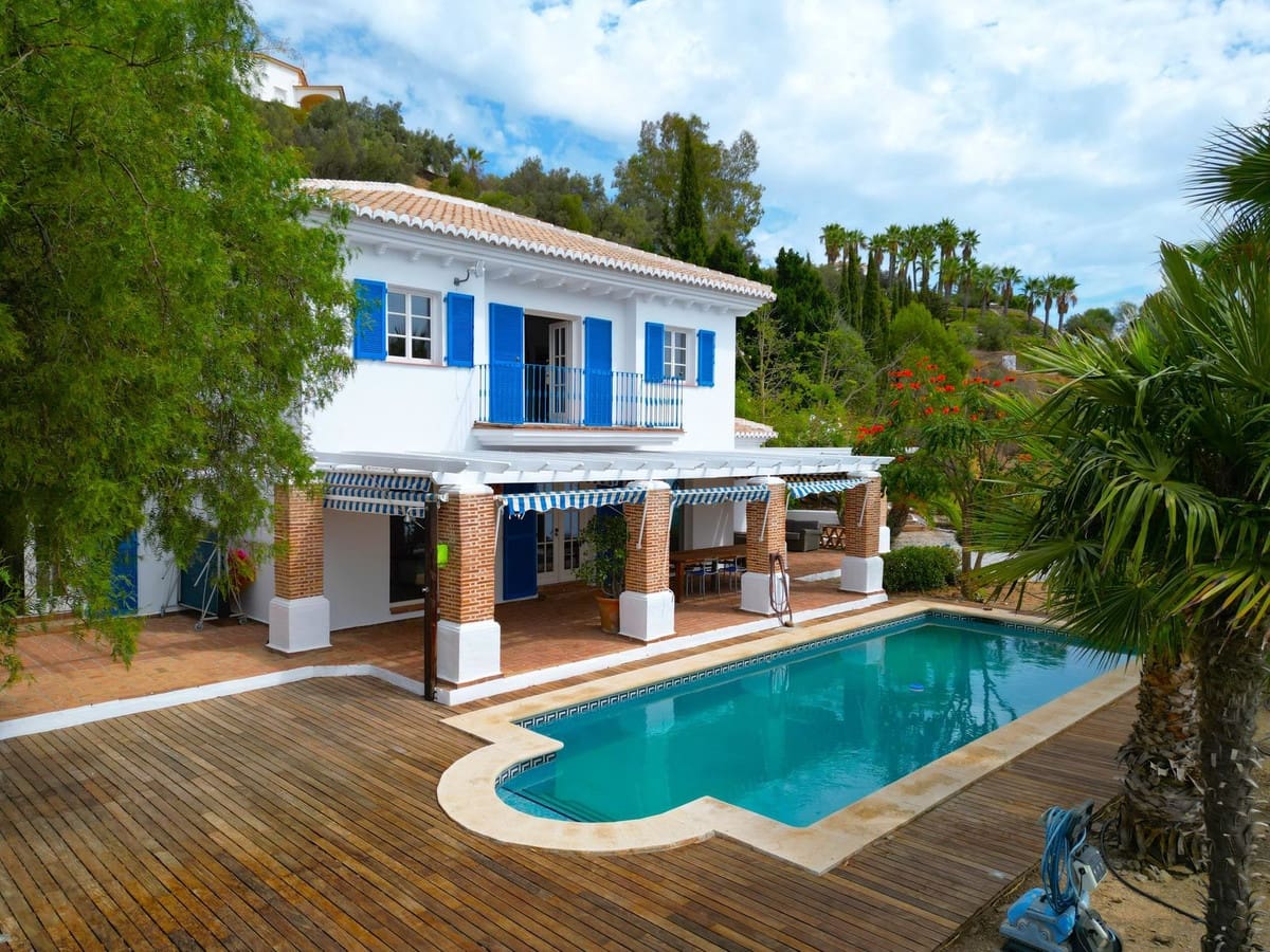 3 bedroom Villa for sale in Sayalonga with pool garage - € 845,000 (Ref: 9254407)
