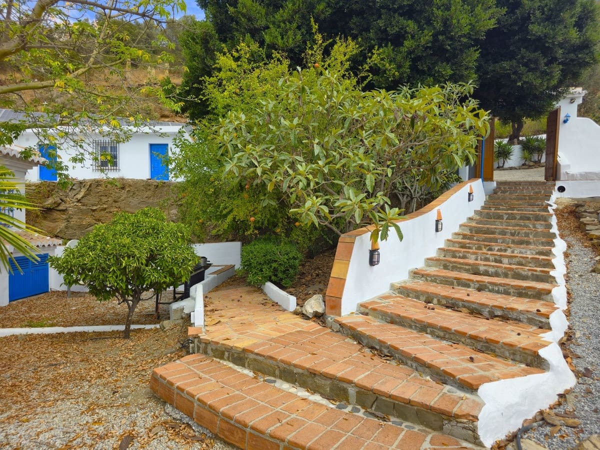 3 bedroom Villa for sale in Sayalonga with pool garage - € 845,000 (Ref: 9254407)