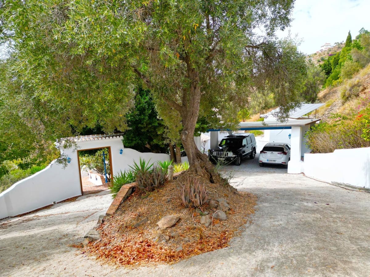 3 bedroom Villa for sale in Sayalonga with pool garage - € 845,000 (Ref: 9254407)