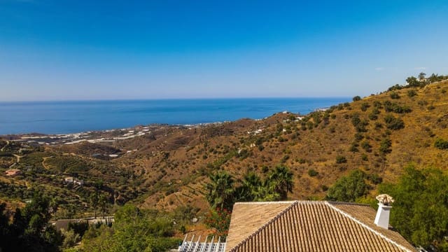 Chalet de 3 habitaciones en Sayalonga en venta con piscina garaje - 845.000 € (Ref: 9254407)