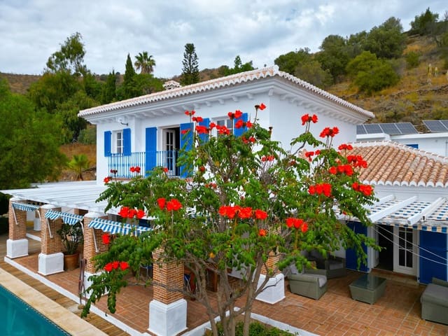 3 bedroom Villa for sale in Sayalonga with pool garage - € 845,000 (Ref: 9254407)