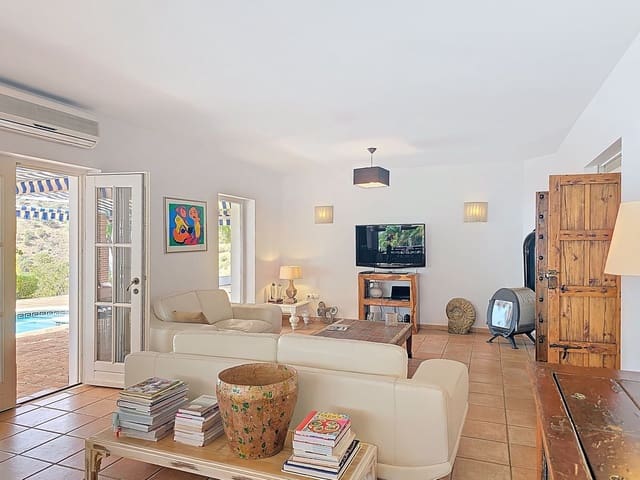 3 bedroom Villa for sale in Sayalonga with pool garage - € 845,000 (Ref: 9254407)