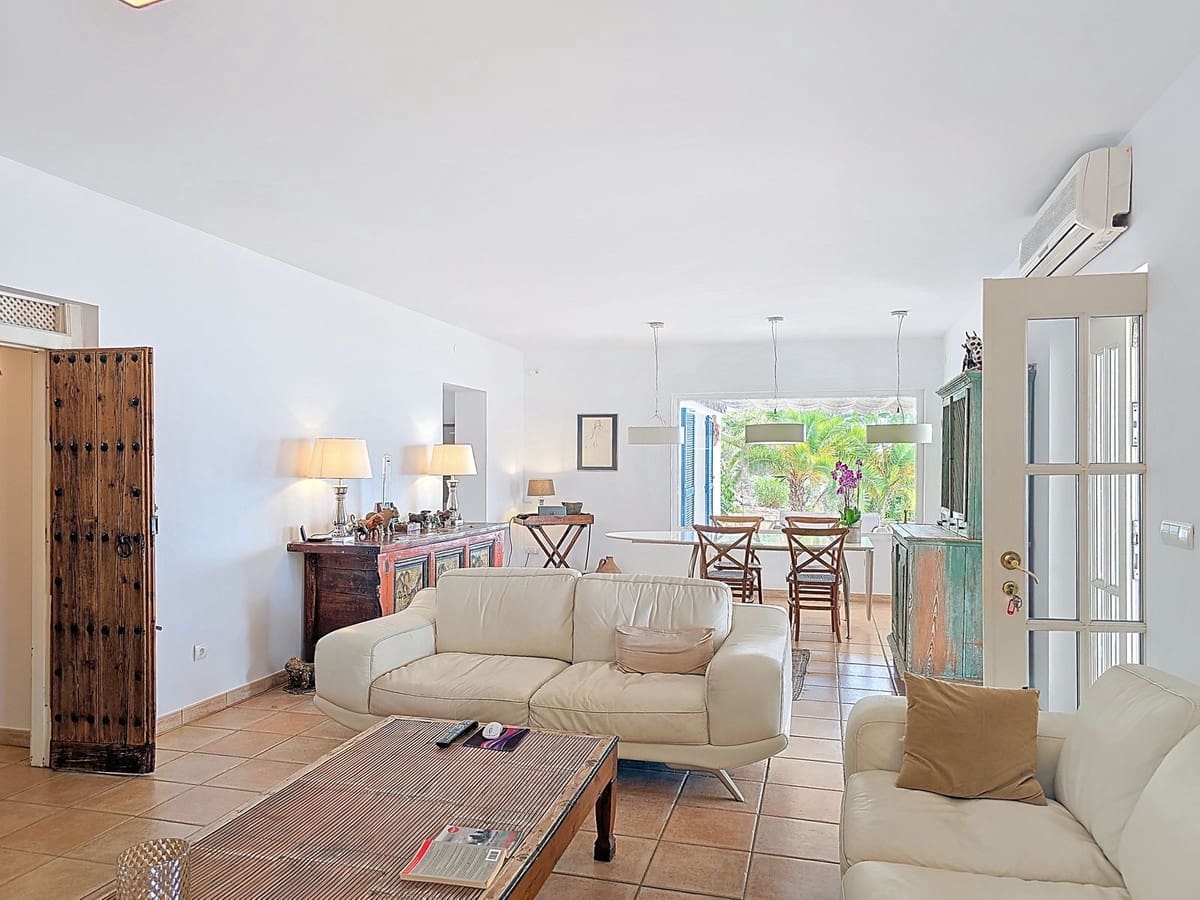 3 bedroom Villa for sale in Sayalonga with pool garage - € 845,000 (Ref: 9254407)