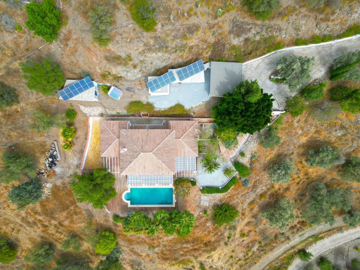 3 bedroom Villa for sale in Sayalonga with pool garage - € 845,000 (Ref: 9254407)