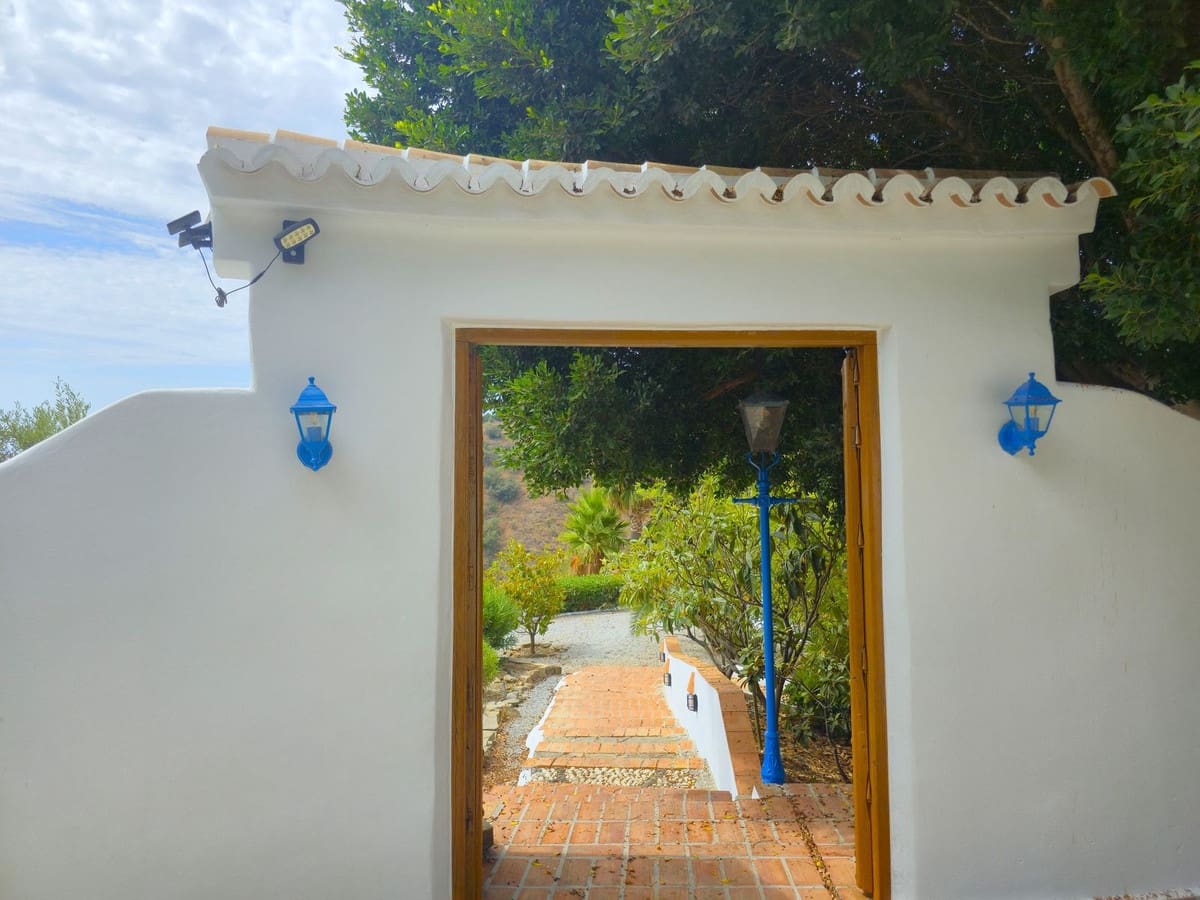 3 bedroom Villa for sale in Sayalonga with pool garage - € 845,000 (Ref: 9254407)