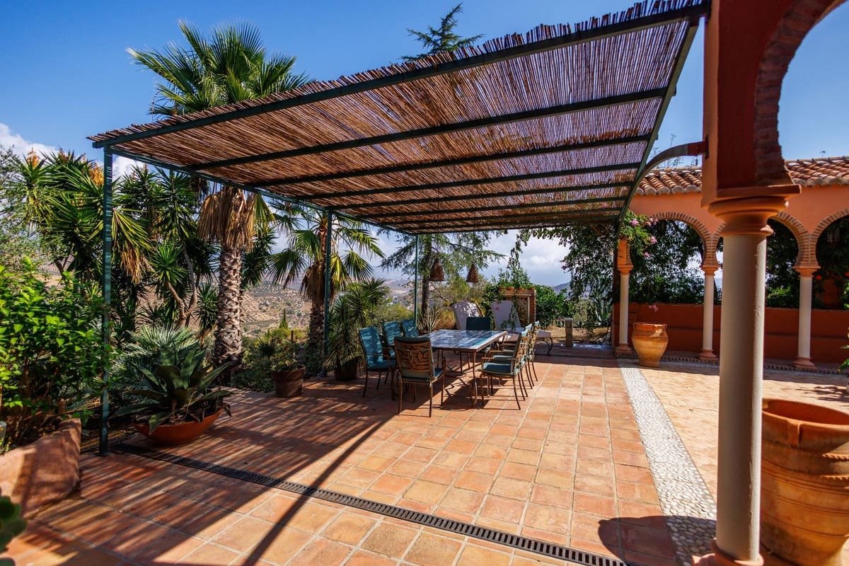 5 soveværelse Finca/Landehus til salg i Comares med swimmingpool garage - € 1.650.000 (Ref: 9302816)