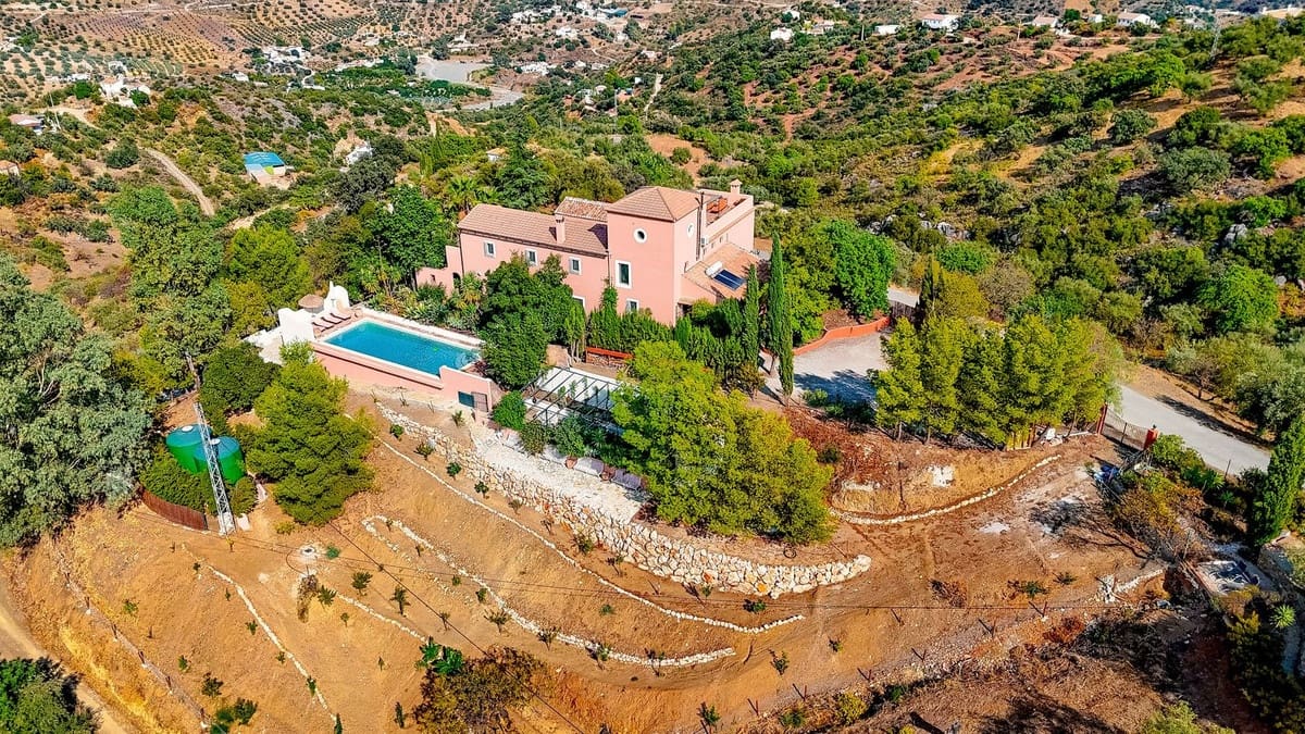 5 soveværelse Finca/Landehus til salg i Comares med swimmingpool garage - € 1.650.000 (Ref: 9302816)