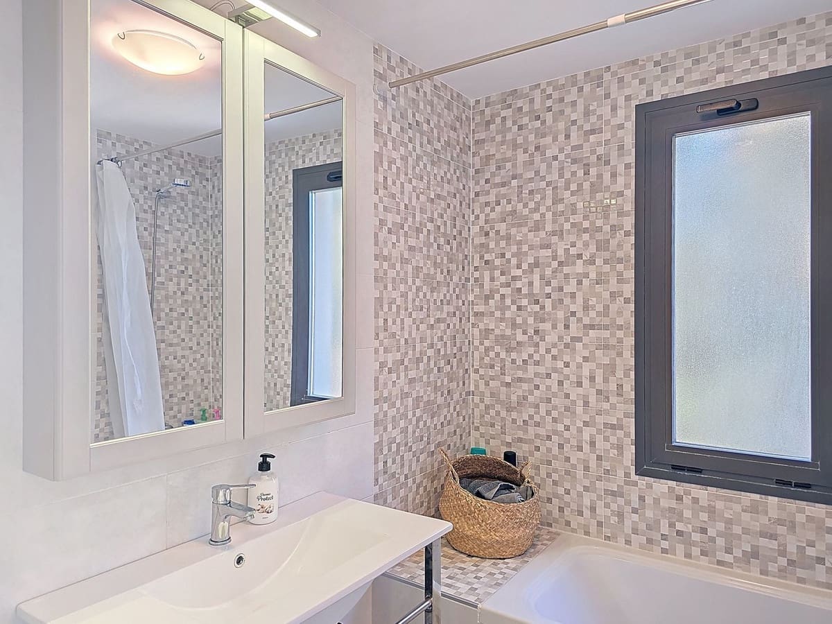 2 soveværelse Lejlighed til salg i Torre del Mar med swimmingpool garage - € 339.000 (Ref: 9303845)