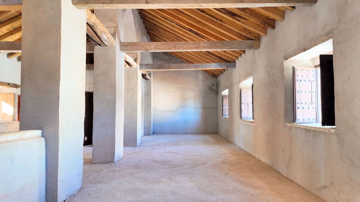 10 bedroom Townhouse for sale in Casarabonela - € 550,000 (Ref: 9353829)