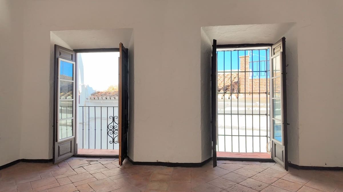 10 bedroom Townhouse for sale in Casarabonela - € 550,000 (Ref: 9353829)