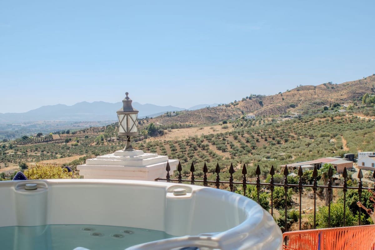 4 bedroom Townhouse for sale in Alora with garage - € 349,000 (Ref: 9356967)