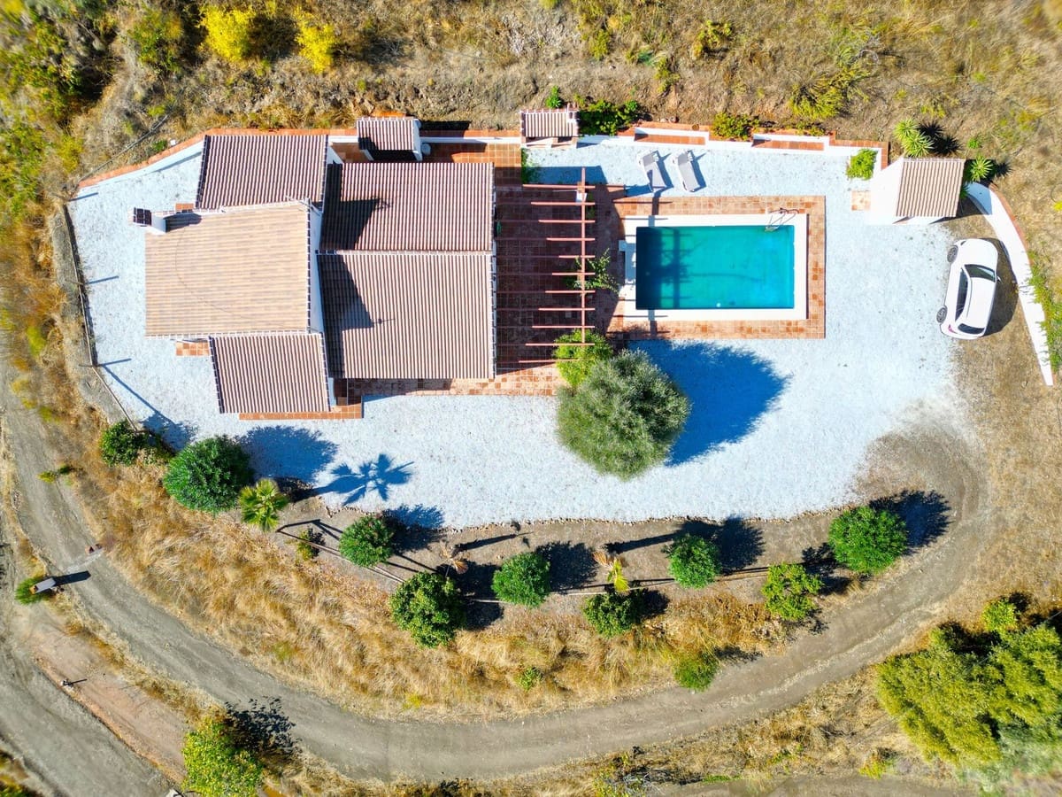 3 bedroom Villa for sale in Archez with pool garage - € 349,000 (Ref: 9357973)