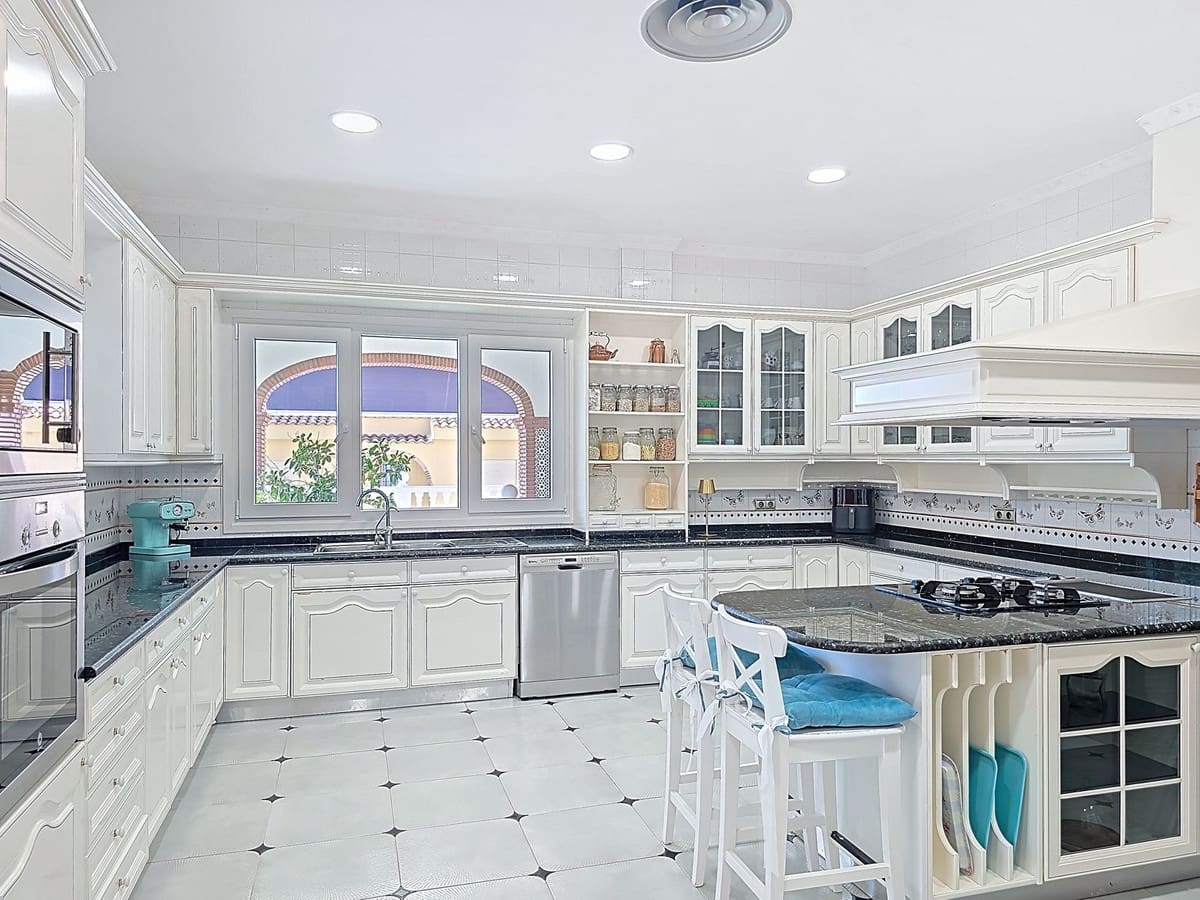 7 bedroom Villa for sale in Motril with pool garage - € 900,000 (Ref: 9361789)