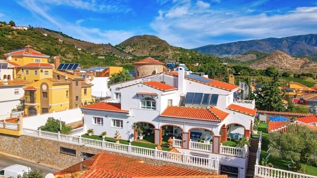 Chalet de 7 habitaciones en Motril en venta con piscina garaje - 900.000 € (Ref: 9361789)