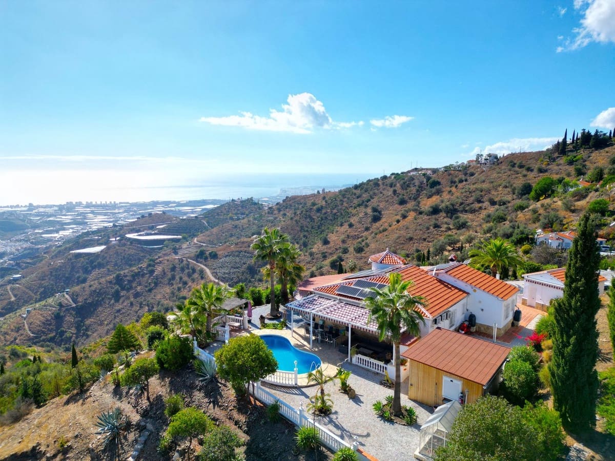 Chalet de 3 habitaciones en Arenas en venta con piscina garaje - 549.000 € (Ref: 9363436)