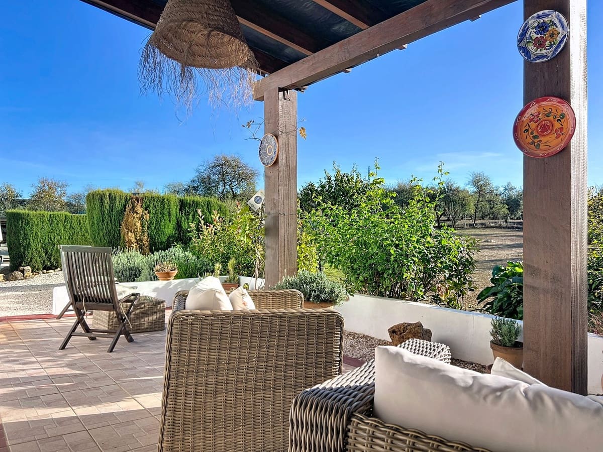 4 soveværelse Finca/Landehus til salg i Villanueva de Tapia med swimmingpool garage - € 395.000 (Ref: 9372174)