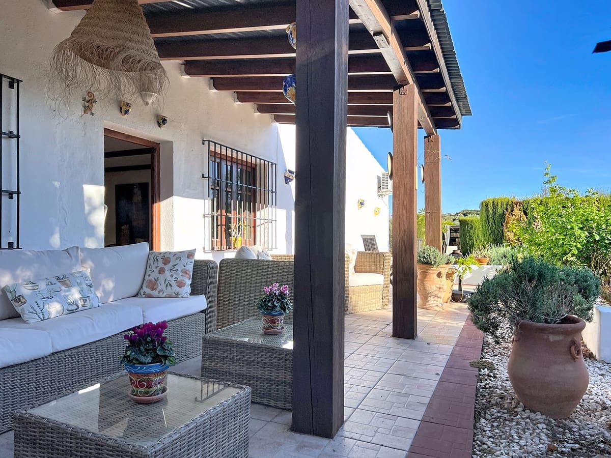 4 soveværelse Finca/Landehus til salg i Villanueva de Tapia med swimmingpool garage - € 395.000 (Ref: 9372174)