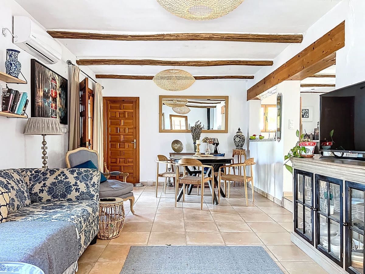 4 soveværelse Finca/Landehus til salg i Villanueva de Tapia med swimmingpool garage - € 395.000 (Ref: 9372174)