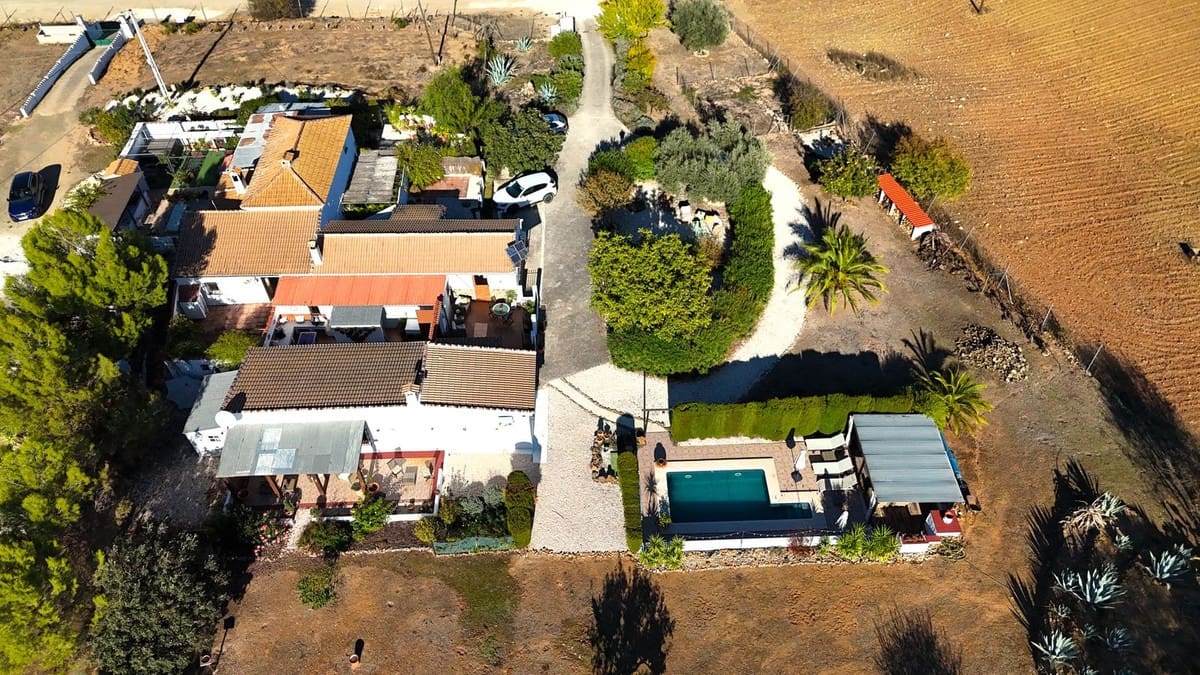 4 soveværelse Finca/Landehus til salg i Villanueva de Tapia med swimmingpool garage - € 395.000 (Ref: 9372174)