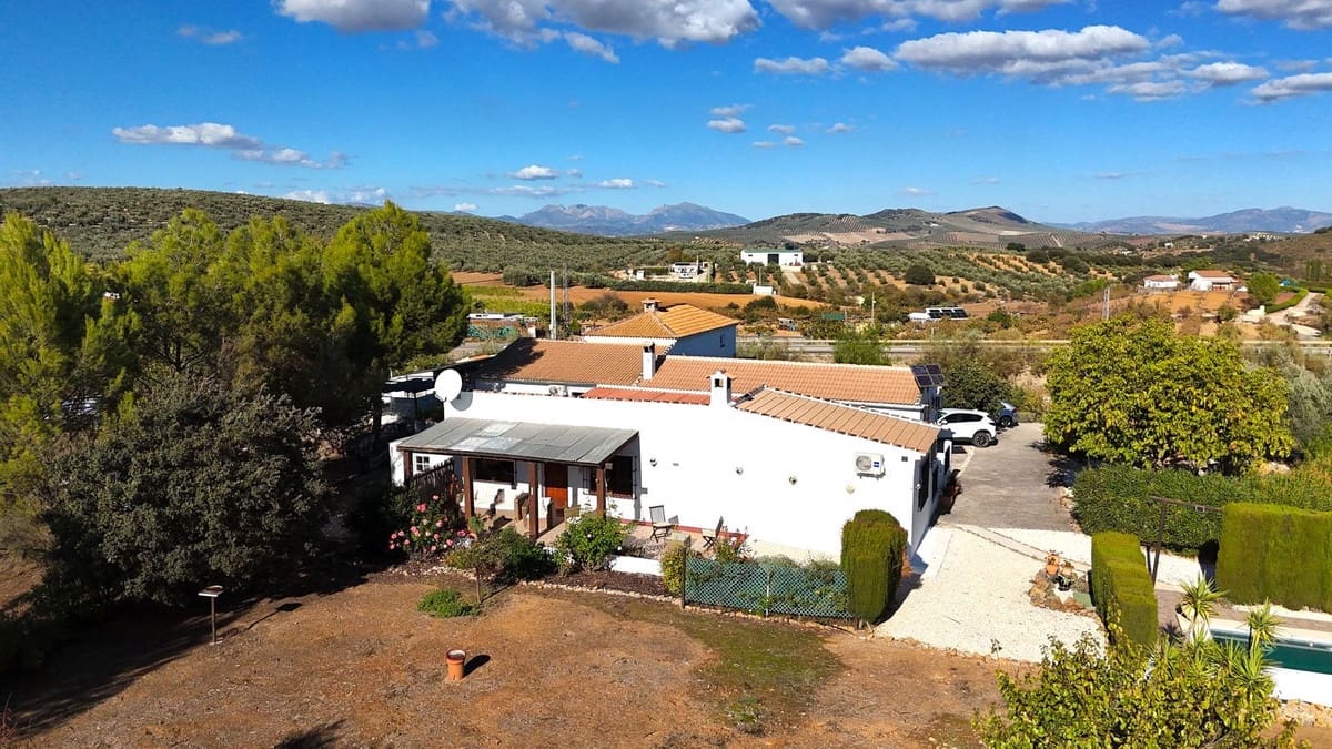 4 chambre Finca/Maison de Campagne à vendre à Villanueva de Tapia avec piscine garage - 395 000 € (Ref: 9372174)