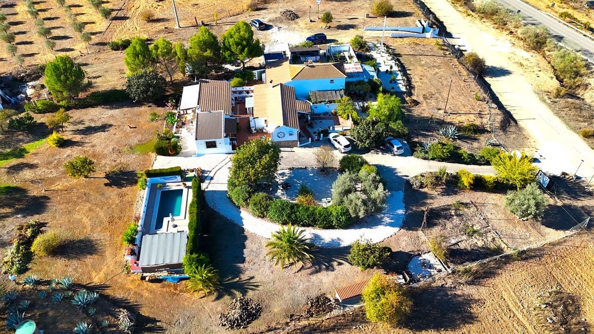 4 chambre Finca/Maison de Campagne à vendre à Villanueva de Tapia avec piscine garage - 395 000 € (Ref: 9372174)