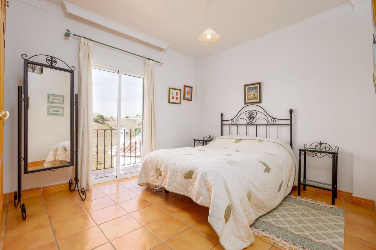 5 sypialnia Willa na sprzedaż w Canillas de Aceituno z basenem garażem - 435 000 € (Ref: 9386746)