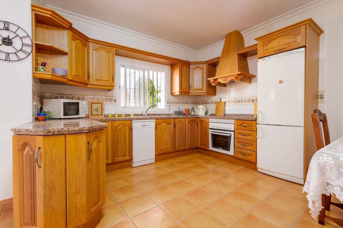 5 sypialnia Willa na sprzedaż w Canillas de Aceituno z basenem garażem - 435 000 € (Ref: 9386746)