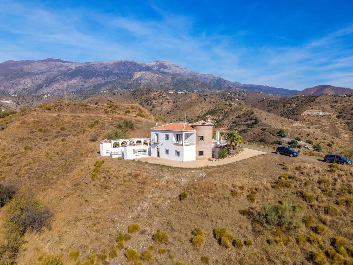 5 sypialnia Willa na sprzedaż w Canillas de Aceituno z basenem garażem - 435 000 € (Ref: 9386746)