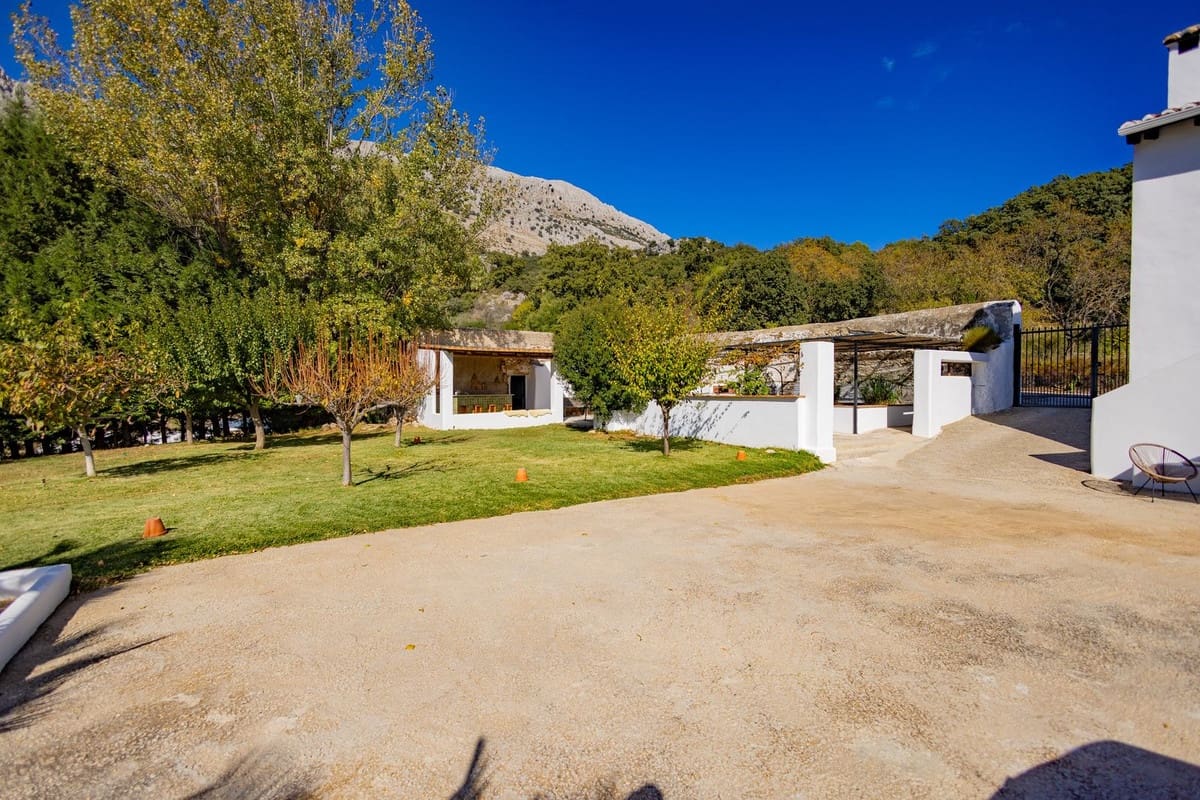 6 soveværelse Finca/Landehus til salg i Colmenar med swimmingpool garage - € 1.250.000 (Ref: 9394267)