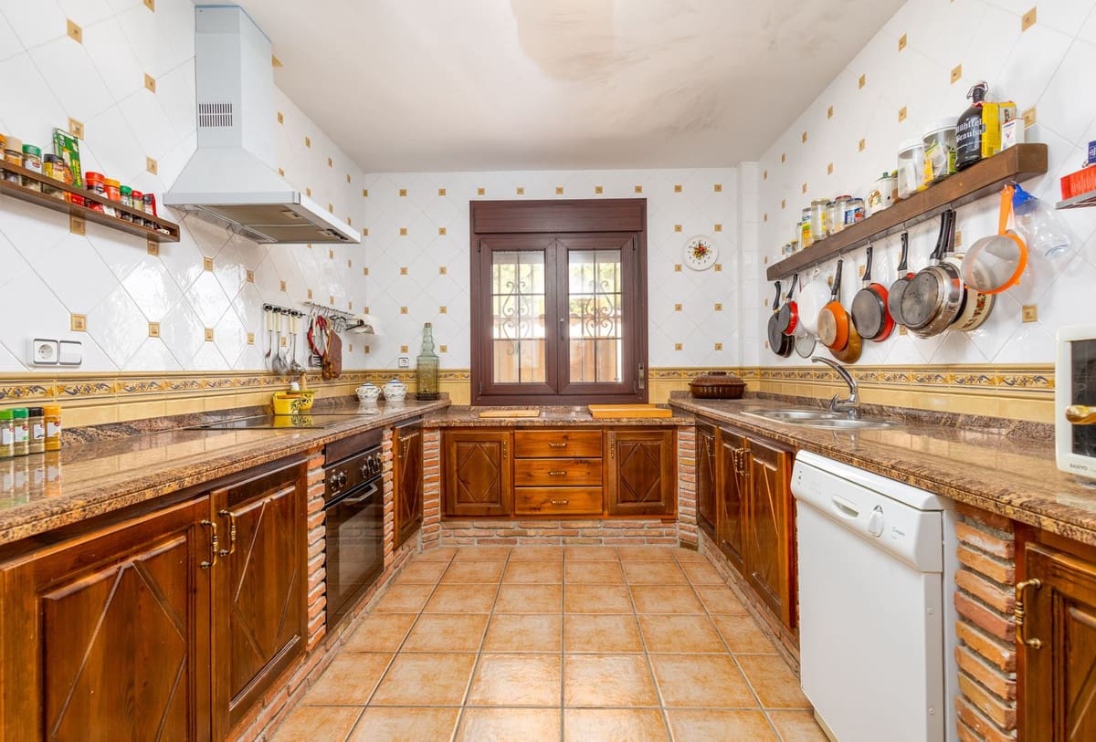 7 soveværelse Villa til salg i Velez de Benaudalla med garage - € 995.000 (Ref: 9400150)