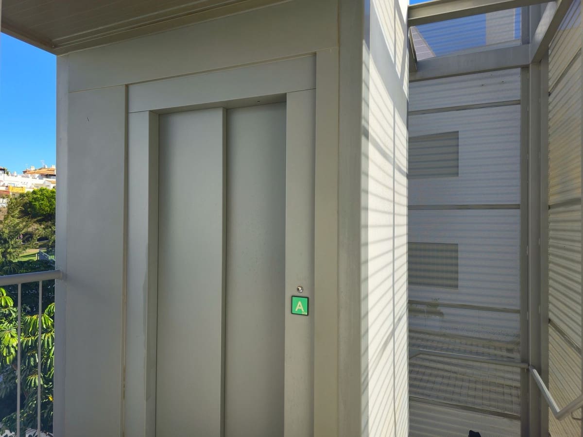 2 chambre Penthouse à vendre à Caleta de Velez avec piscine garage - 489 000 € (Ref: 9413465)