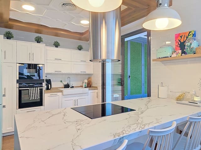 5 slaapkamer Halfvrijstaande villa te koop in Vélez de Benaudalla met garage - € 430.000 (Ref: 9424101)