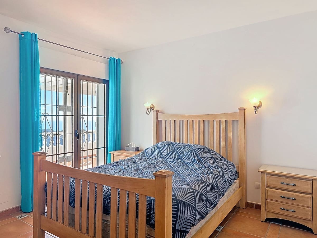 5 soveværelse Villa til salg i Sayalonga med swimmingpool - € 895.000 (Ref: 9432719)